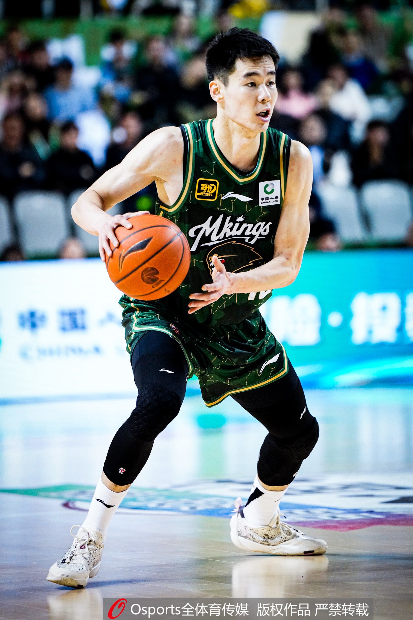 V站体育新闻-不让打了吗？开局1分钟郭昊文&amp;赵柏清冲突 双双被换下再未上场